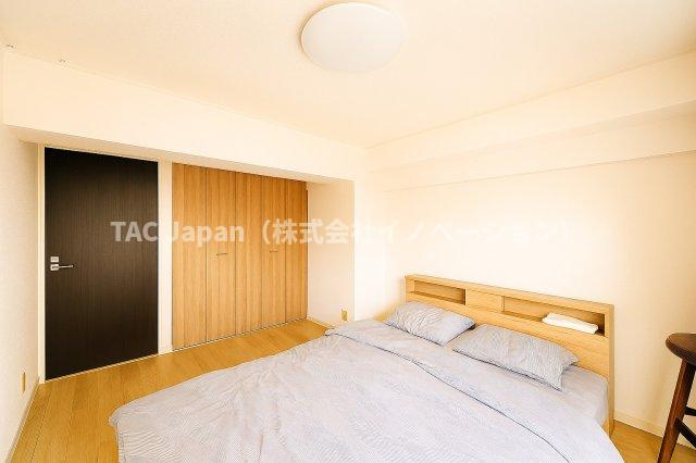 ハイツ西日暮里の洋室|クローゼットを備えた機能的な洋室。収納力に優れ、すっきりと整った空間を保ちやすく、住まい全体の心地よさを高めてくれます。