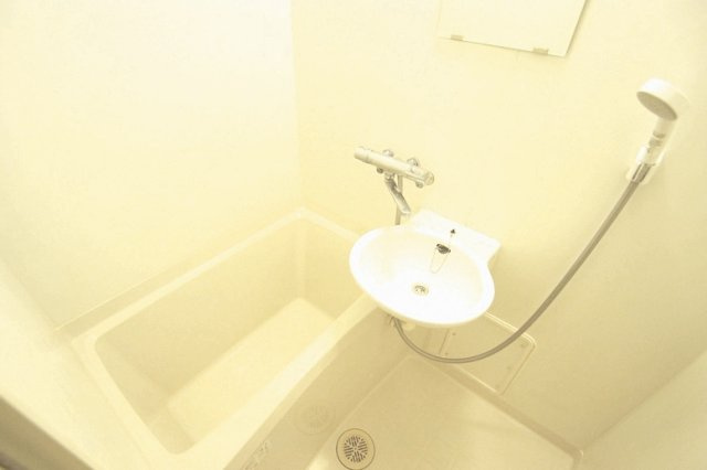 レオパレス喜楽楽２の浴室|洗面台はお風呂に。浴室乾燥機付き