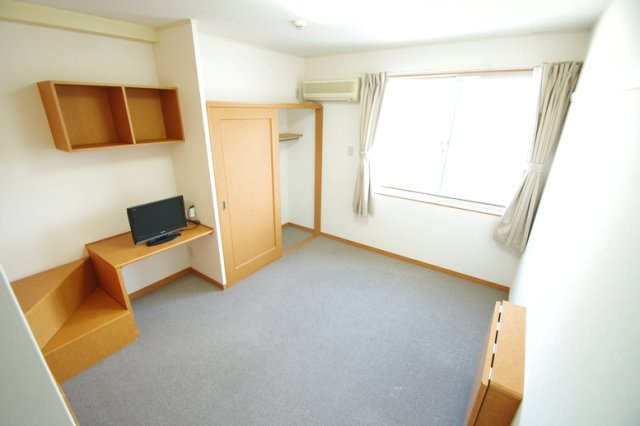 レオパレス喜楽楽２の居間・リビング|机をたためばこたつでのんびりも◎