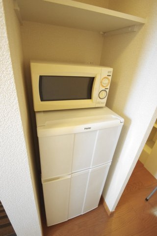 レオパレス喜楽楽２のその他|電子レンジ・冷蔵庫・その上に収納棚。便利だな～