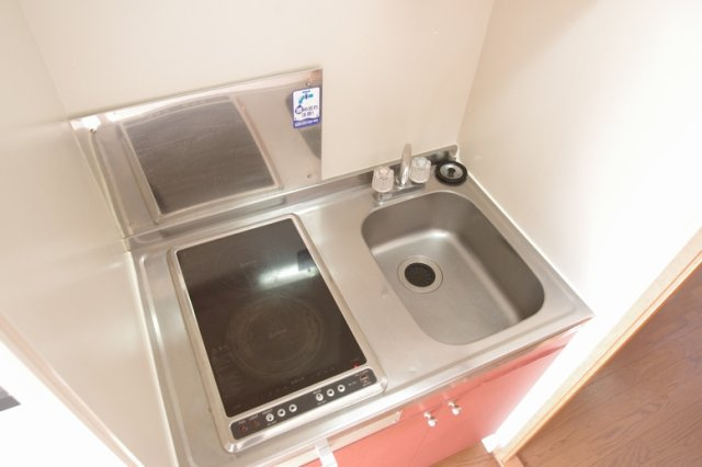 レオパレス喜楽楽１のキッチン|ラジエントヒーター２口。お掃除楽々！