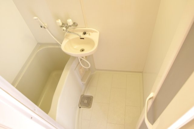 レオパレス喜楽楽１の浴室|洗面台はお風呂に。浴室乾燥機付き