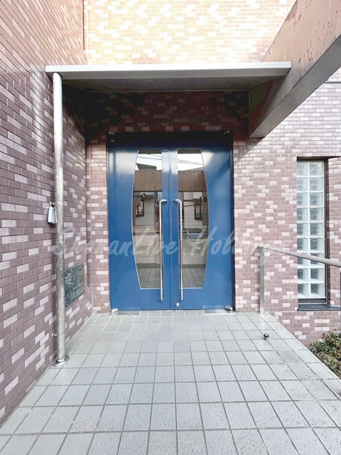 藤沢市円行２丁目の賃貸マンションのエントランス