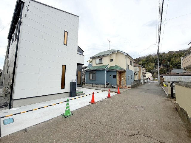 あきる野市伊奈　新築戸建の前面道路含む現地写真