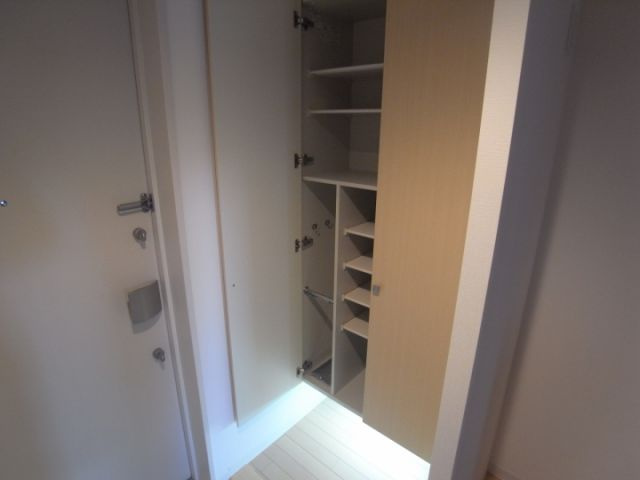 エスティライフ三宮東の玄関