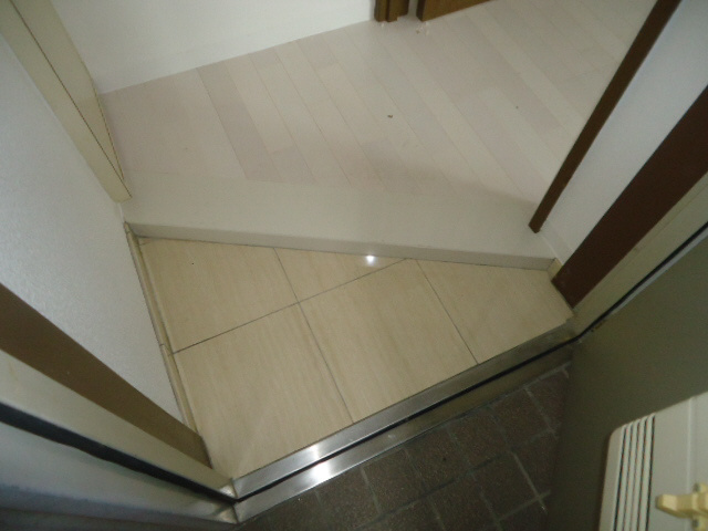 ラムール春日野道の玄関