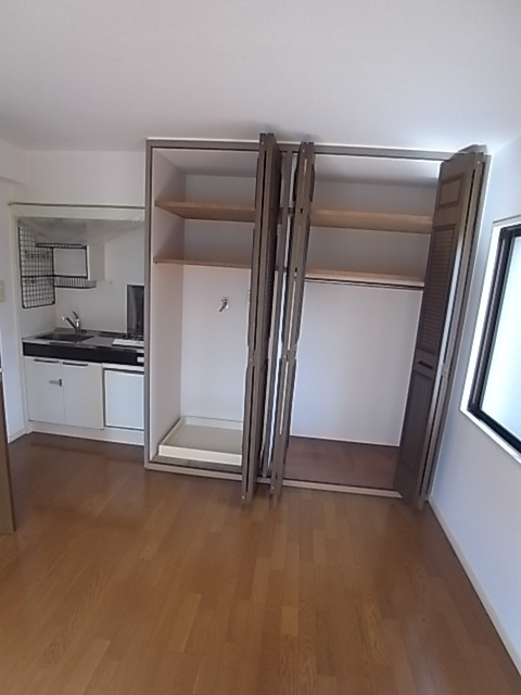 ラムール春日野道の洋室