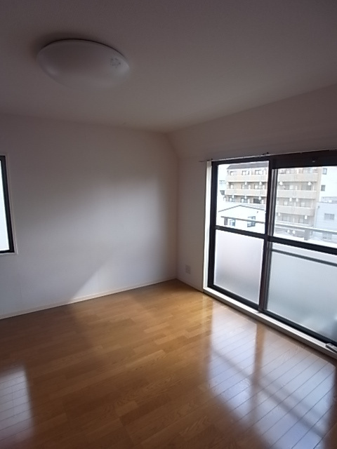 ラムール春日野道の洋室