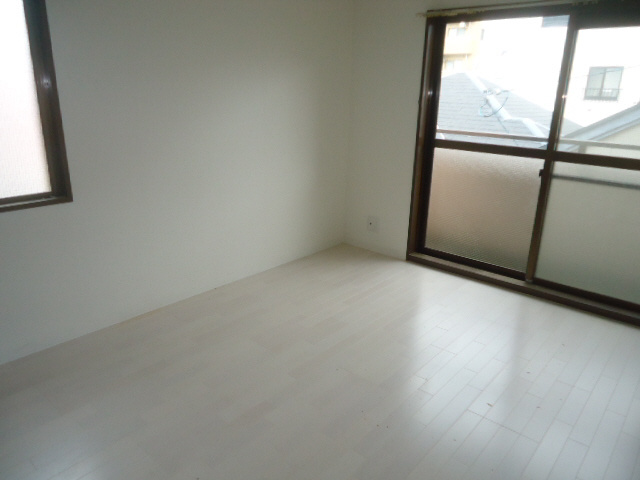 ラムール春日野道の洋室