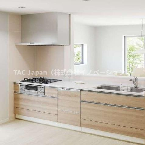 北区神谷の邸宅のキッチン|会話が弾む対面型キッチン。後ろにはお洒落な食器類を余裕で収納できるスペースがあります。