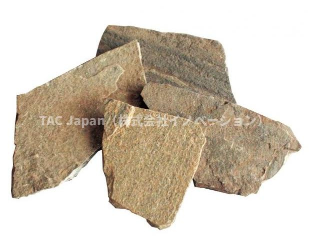 北区神谷の邸宅のその他|ブラジル生まれの躍動感あふれる天然石「エルドラドクオーツ」を玄関前の足元に乱張りにします。
さりげないアクセントだからこそ、本物の高級志向を追求します。