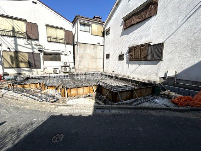 北区神谷の邸宅の前面道路含む現地写真|なんといっても日当たり重視の方にピッタリな物件かと思われます。
リビングには２方向からたっぷりと光が差し込んできます。