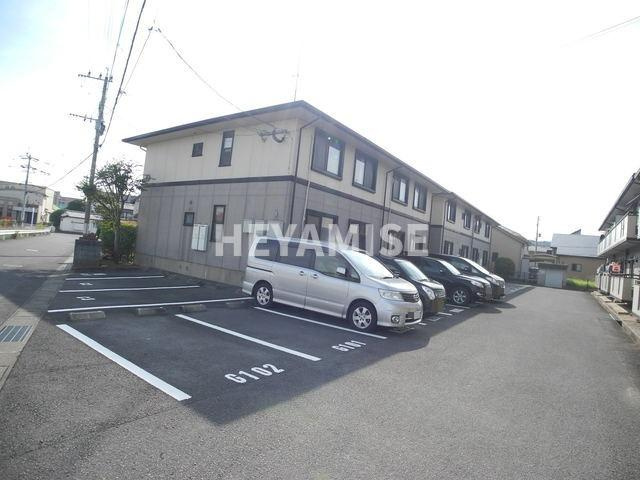 ロイヤルガーデン仲沖Dの駐車場