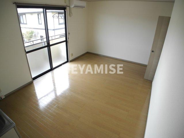 ロイヤルガーデン仲沖Dの居間・リビング