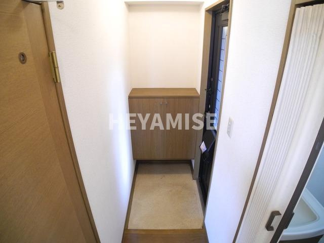 ロイヤルガーデン仲沖E棟の玄関