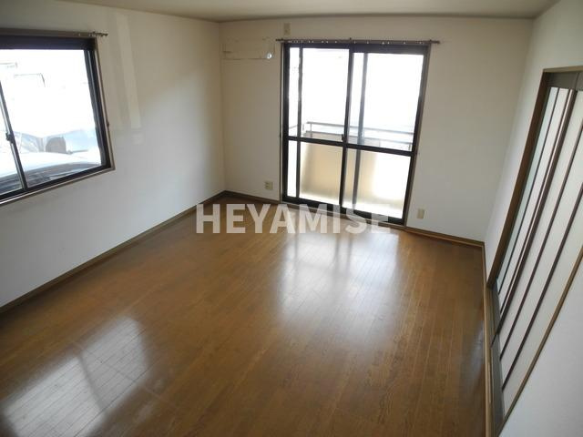 ロイヤルガーデン仲沖E棟の居間・リビング