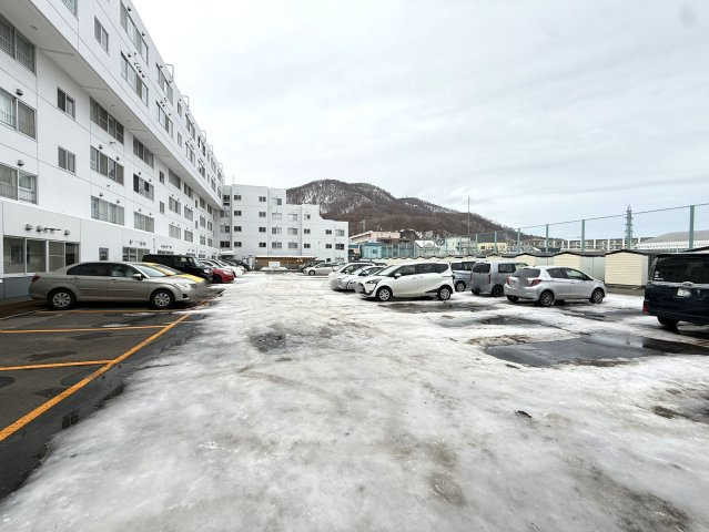 南三十二条グランドハイツの駐車場