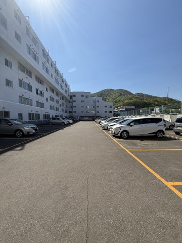 南三十二条グランドハイツの駐車場