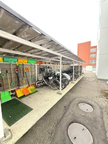 南三十二条グランドハイツの駐輪場