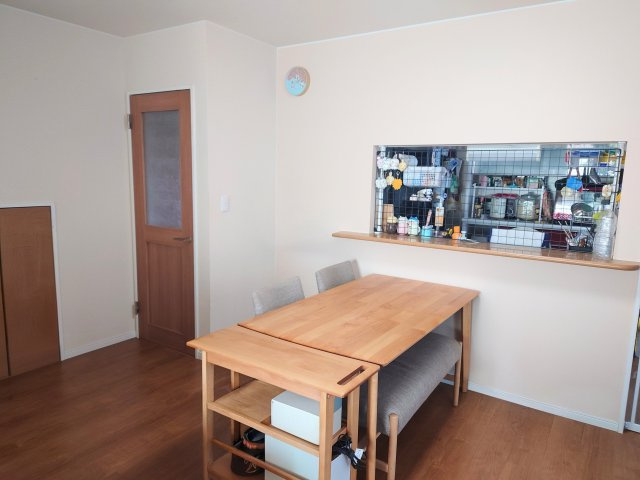 売中古戸建　静岡市清水区大内新田の居間・リビング|キッチンと食事スペースが一体なので、料理をしながら家族と会話ができます。小さなお子さんがいるご家庭でも様子を見守りやすいです。