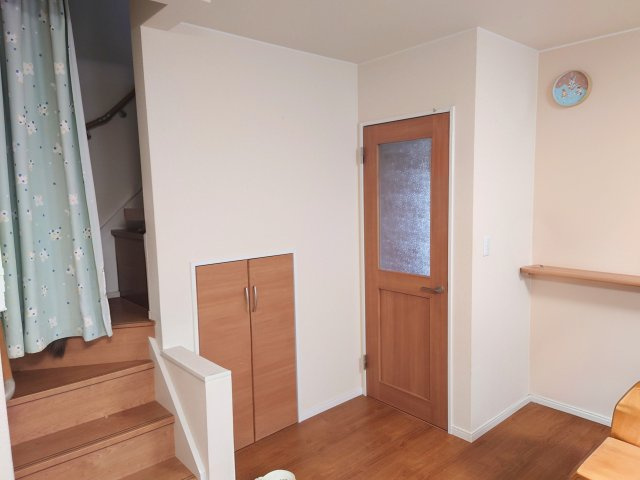 売中古戸建　静岡市清水区大内新田の居間・リビング|収納スペースがあるので、お子様のおもちゃをしまったり、急な来客時の片付けなどに役立ちますね！