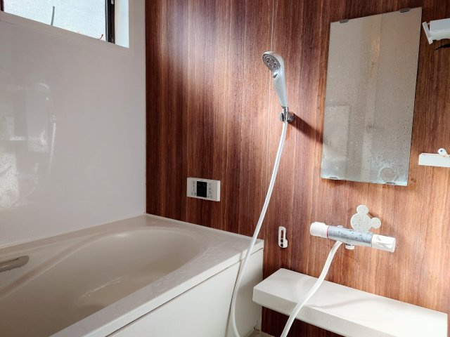 売中古戸建　静岡市清水区大内新田の浴室|1日の疲れをいやす空間でブラウンの木目調の壁なのでリラックスできそうです！
