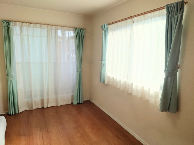 売中古戸建　静岡市清水区大内新田の洋室|7.8帖の洋室です！
窓が2つあるので開放的です！