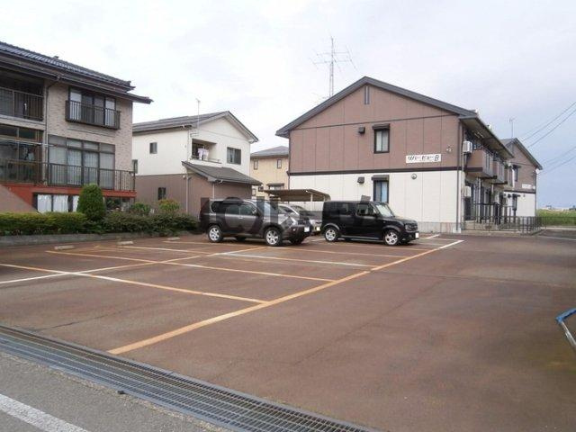 リバービューＢの駐車場