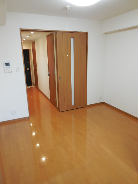 日神デュオステージ浅草今戸の洋室|住まう方自身でカスタマイズして頂けるように「シンプル」にデザインされた室内。
