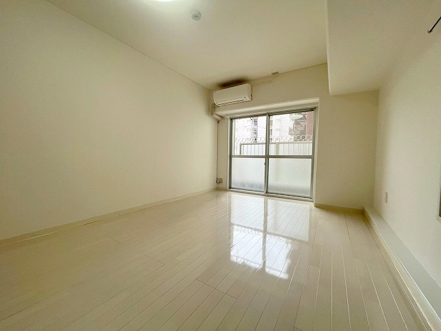 ネオライフ新大阪東棟の居間・リビング