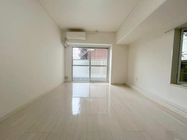 ネオライフ新大阪東棟の居間・リビング