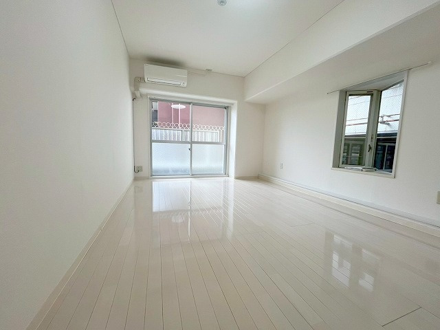 ネオライフ新大阪東棟の居間・リビング