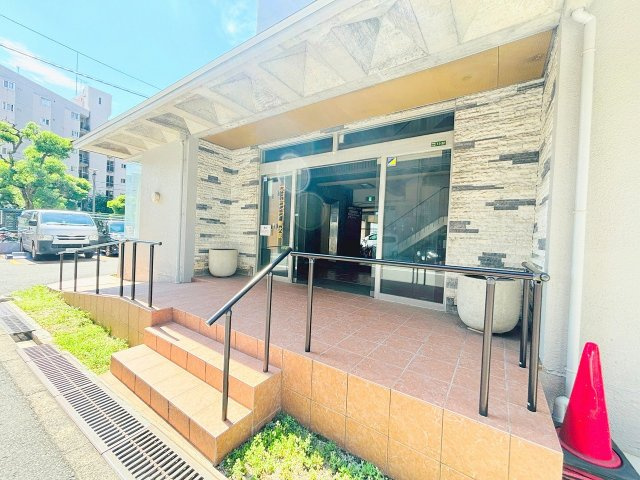 ネオライフ新大阪東棟のエントランス