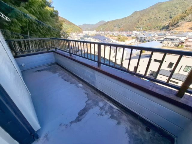売中古戸建　静岡市葵区新間のバルコニー|L字型の広々バルコニーは、室内空間と一体感を生み出し開放感が感じられそうです。