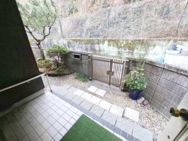 売中古戸建　静岡市葵区新間の玄関|広めの玄関ポーチ。鉢植えやプランターを置いておしゃれに演出したり、ちょっとしたベンチを置いて腰掛けることも可能です。