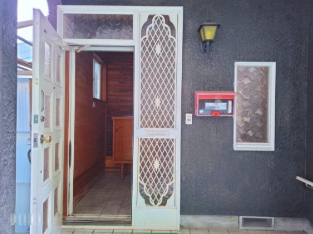 売中古戸建　静岡市葵区新間の玄関|ノスタルジックな建具で趣のある玄関。陽の光が入る明るい玄関です。