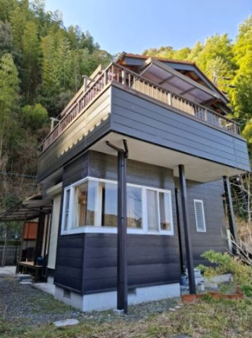 売中古戸建　静岡市葵区新間の外観|バルコニー側は道路に面していないのでプライバシーが守られますね。