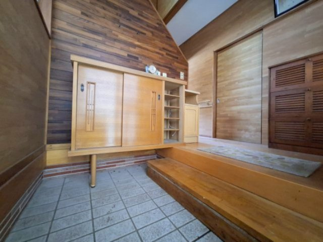 売中古戸建　静岡市葵区新間の玄関|上がり框があるので、泥・砂埃の侵入をふせぎ、座って靴の脱ぎ履きもできます。清潔・安全で便利ですね。