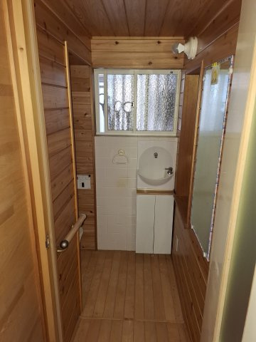 売中古戸建　静岡市葵区新間のトイレ|トイレの中に手洗い場があります！洗面台が込み合う時間帯などには便利ですね。