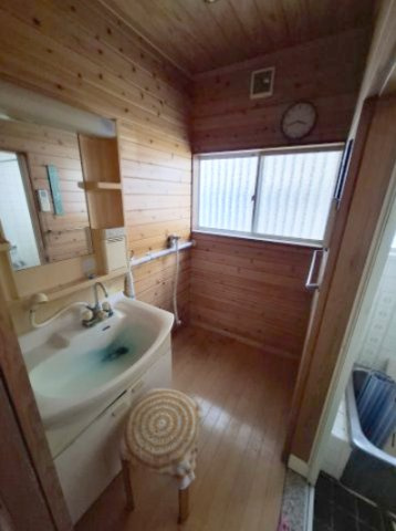 売中古戸建　静岡市葵区新間の独立洗面台|広いランドリースペースでリネン棚やカウンターを設置することもできます。