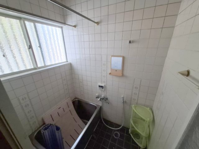 売中古戸建　静岡市葵区新間の浴室|浴室に窓があるので湿気がこもらず、いつでもよい空気に入れ替えることができます。