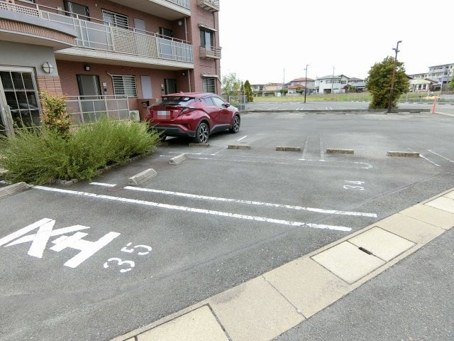 ラフィーネの駐車場|駐車場に車を止められます