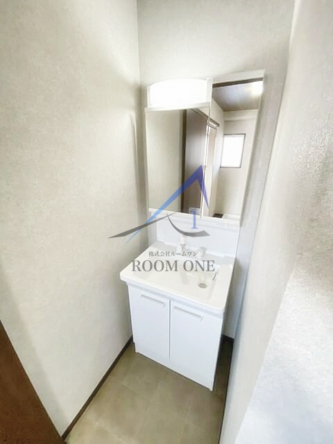 潮見ビルの洗面所|独立洗面台です。