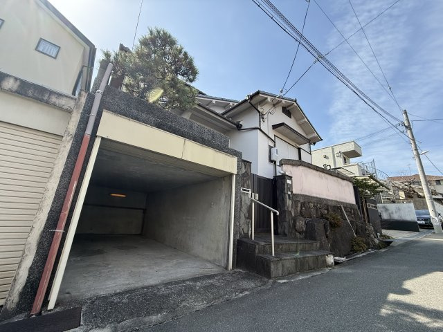 豊中市上野坂１丁目戸建の駐車場