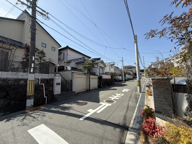 豊中市上野坂１丁目戸建の前面道路含む現地写真