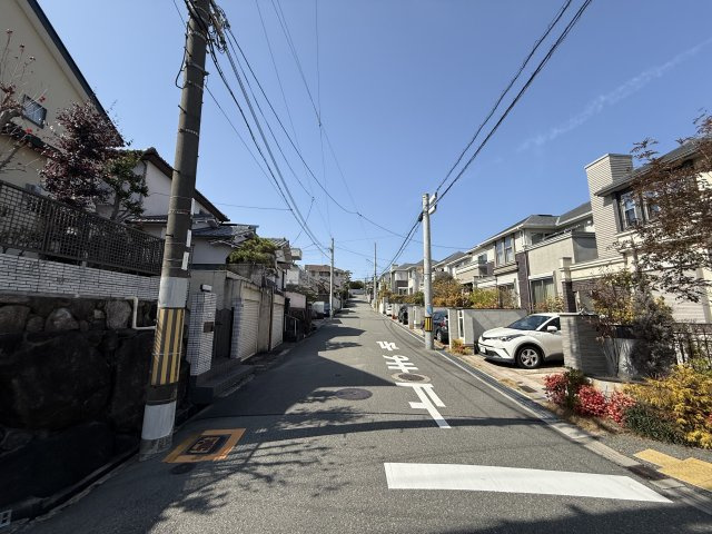 豊中市上野坂１丁目戸建の前面道路含む現地写真