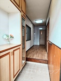 広島市安佐北区小河原町の一戸建ての玄関|シューズボックス・手すりあり