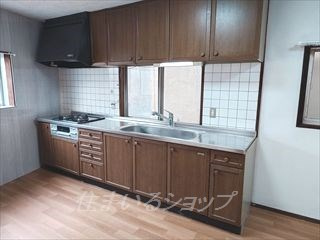 広島市安佐北区小河原町の一戸建てのキッチン|３口ガスコンロ（グリル付き）・シャワー水栓は新品です！
