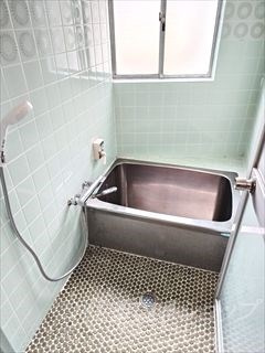 広島市安佐北区小河原町の一戸建ての浴室|サーモ付きシャワー水栓新品。手すりあり