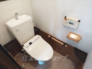 広島市安佐北区小河原町の一戸建てのトイレ|シャワートイレ・窓・手すりあり